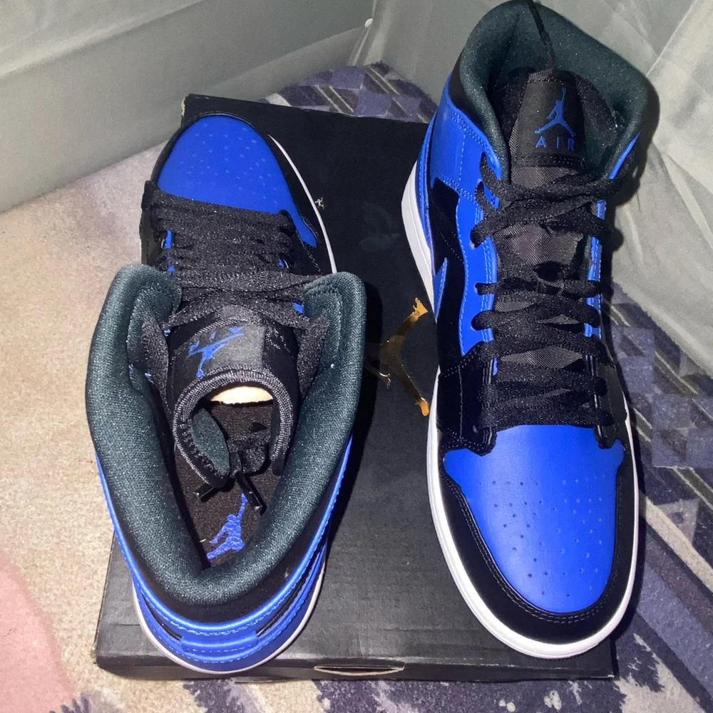 Size:10.5 Jordan 1 Mid hyper Royal tumbled leather - Picture 2 of 5